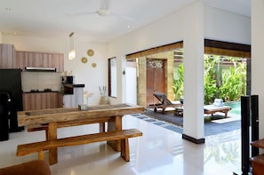 Vila, 3 quartos (Villa Raka 1) | 1 quarto, frigobar, cofres nos quartos, escrivaninha