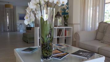 Coin salon dans le hall