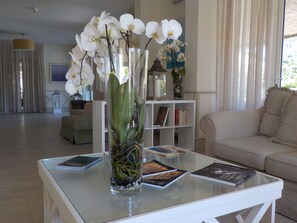 Coin salon dans le hall