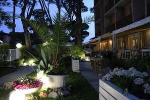 Front of property - evening/night - Bijou (Forte dei Marmi)