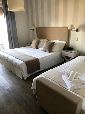 Habitación triple, balcón | Escritorio y wifi gratis 