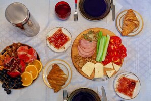 Daily continental breakfast for a fee - Yard 11 (Tbilisi)