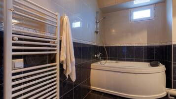 Family Room | Bathroom | Shower, free toiletries, hair dryer, towels