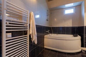 Family Room | Bathroom