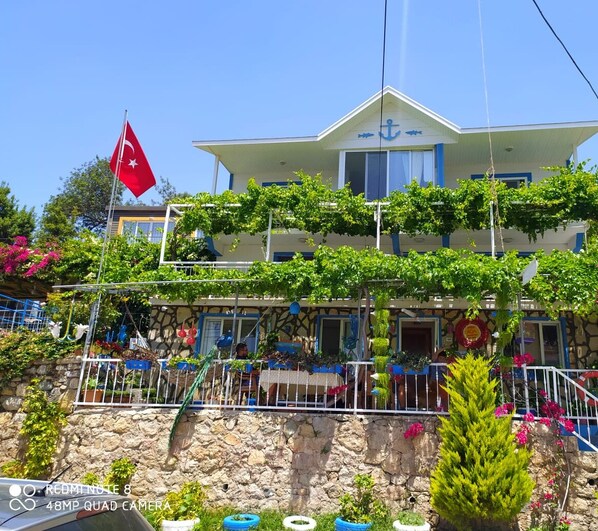 Vista frontal de la propiedad