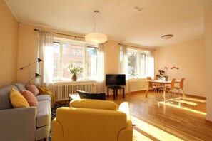 Leilighet, 1 soverom, kjøkken | Oppholdsrom | Flatskjerm-TV