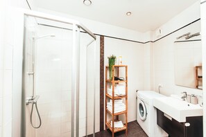 Appartement, 3 slaapkamers, keuken | Badkamer | Een bad/douchecombinatie, een diep bad, gratis toiletartikelen