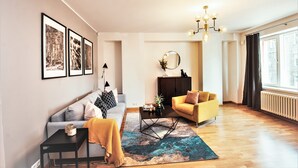 Uma sala de estar moderna com sofá, poltrona, mesa de centro e lareira.