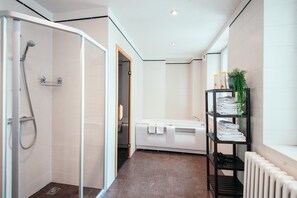Appartement, 2 slaapkamers, sauna | Badkamer | Een bad/douchecombinatie, een diep bad, gratis toiletartikelen
