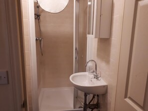 Shower, hair dryer, towels - Shamrock Guest House (Gravesend)