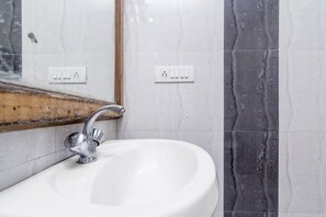 Habitación exclusiva | Baño | Regadera y amenidades de baño gratuitas