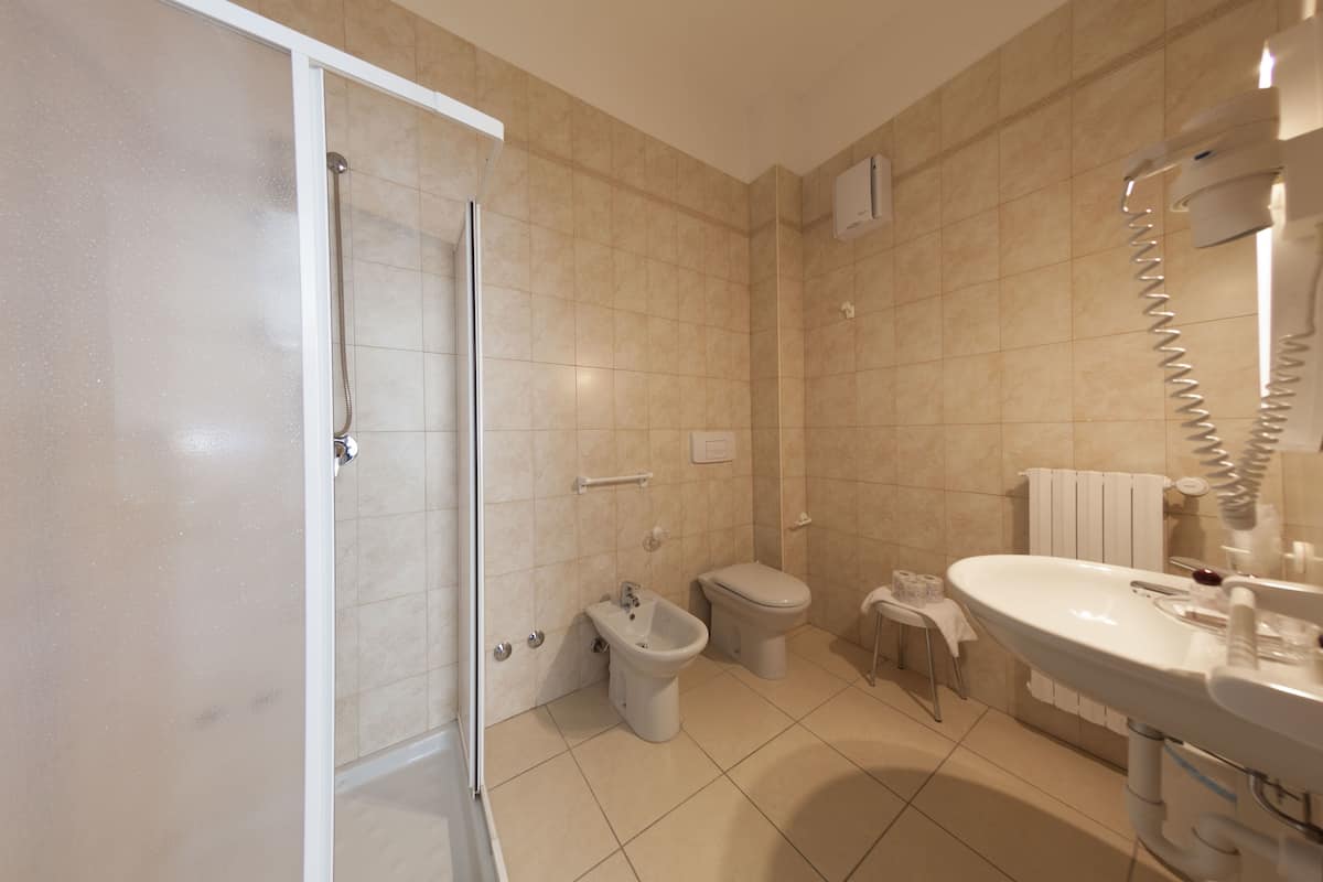 Douche, articles de toilette gratuits, sèche-cheveux