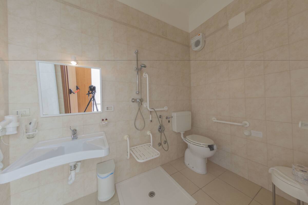 Douche, articles de toilette gratuits, sèche-cheveux