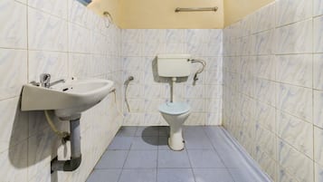 Classic House, 4 Bedrooms | Bathroom | Shower, free toiletries