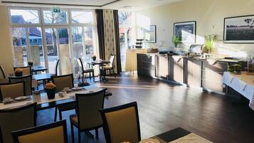 Breakfast and dinner served