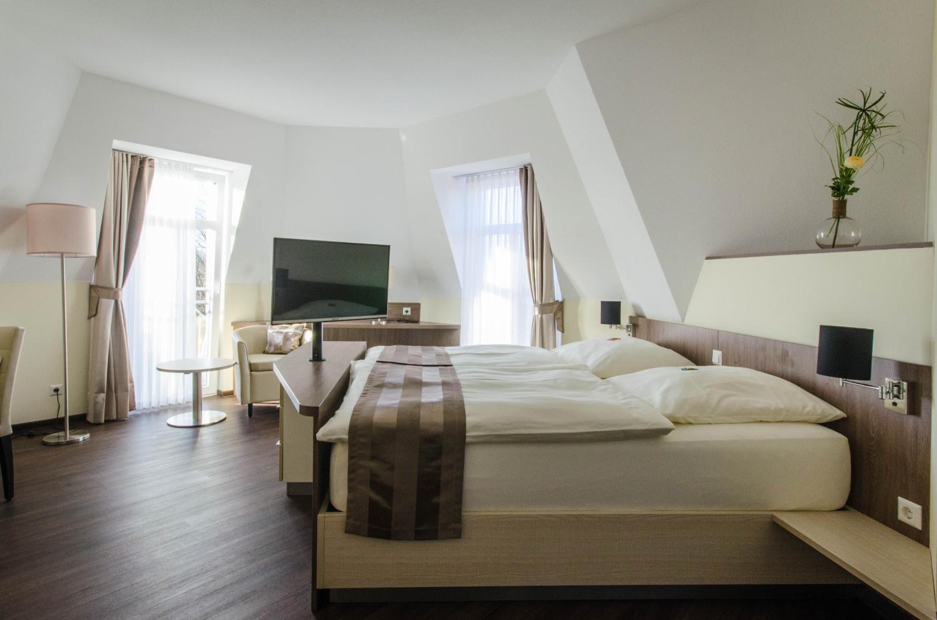 Een kluis op de kamer, een bureau, extra bedden, gratis wifi