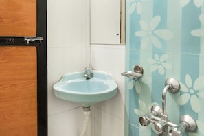 Quarto conforto, 1 cama de casal | Banheiro | Chuveiro, produtos de toalete grátis