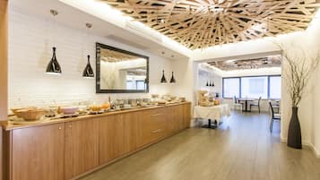 Petit déjeuner buffet (5 EUR par personne)