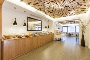 Petit déjeuner buffet (5 EUR par personne)