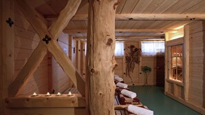 A wooden spa room with benches, candles, and towels. - Grand Hotel Gortani Wellness & Relax (Arta Terme)