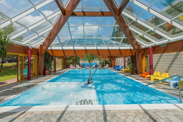 Piscine couverte, chaises longues