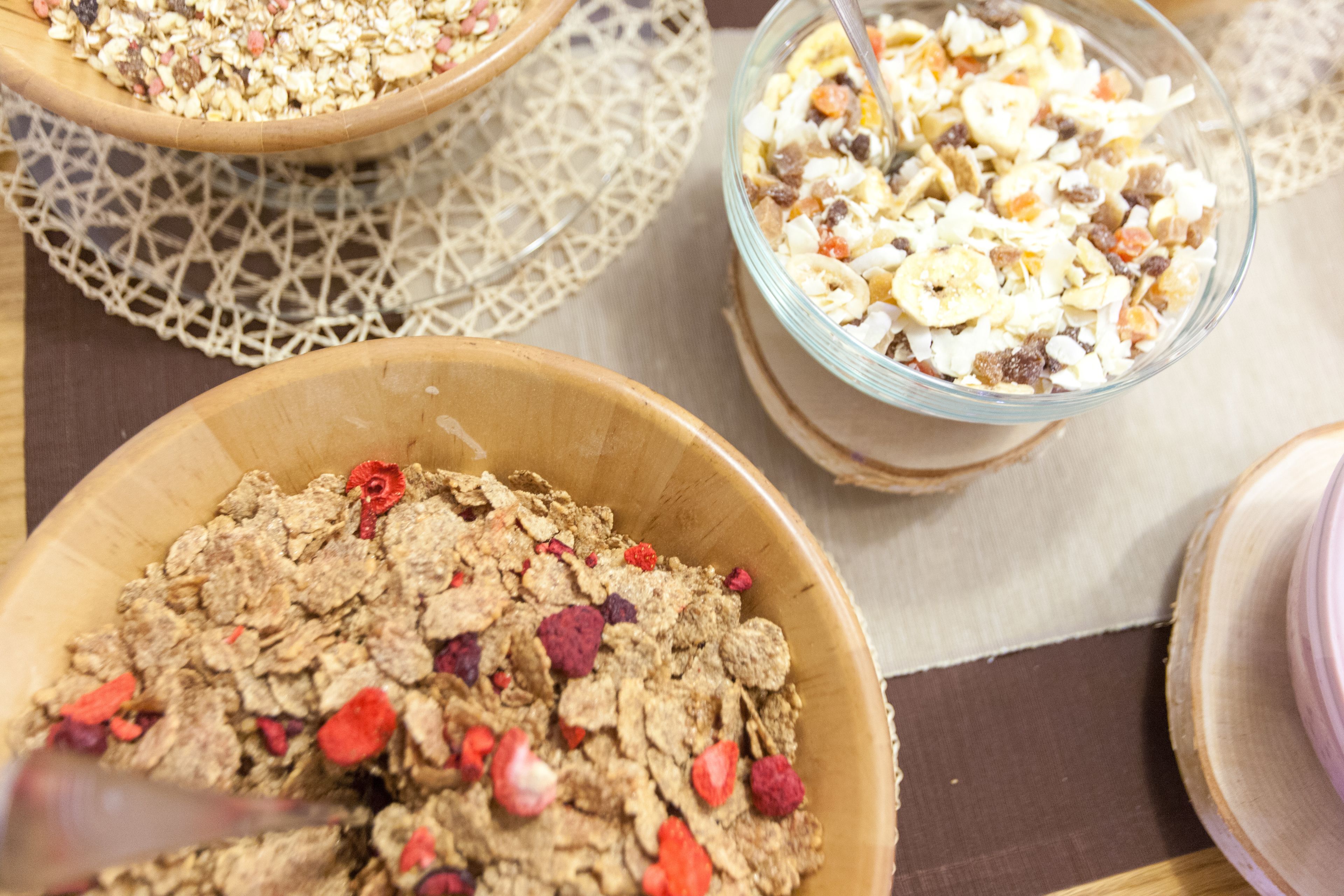 Tre ciotole di cereali con frutta e noci.