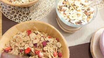 Tre ciotole di cereali con frutta e noci.