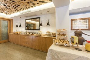 Bữa sáng buffet hàng ngày với phụ phí nhỏ 