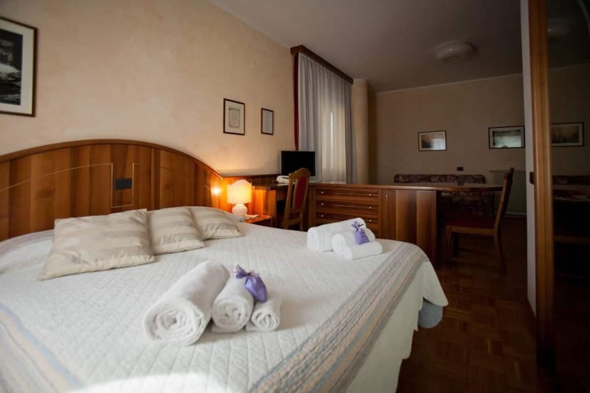 Klassieke suite | Luxe beddengoed, een kluis op de kamer, een bureau, geluiddichte muren