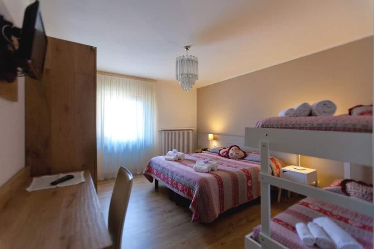 Standaard vierpersoonskamer | Luxe beddengoed, een kluis op de kamer, een bureau, geluiddichte muren