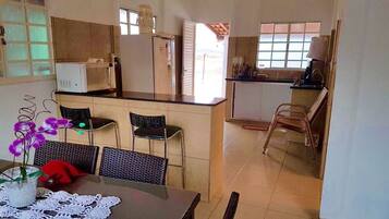 Casa | Cocina privada | Frigorífico grande, microondas y utensilios de cocina