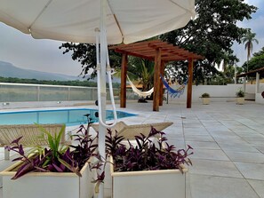 สระว่ายน้ำกลางแจ้ง