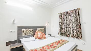 Phòng 4 Deluxe, 1 giường đôi | 1 phòng ngủ, bàn, truy cập Internet không dây miễn phí
