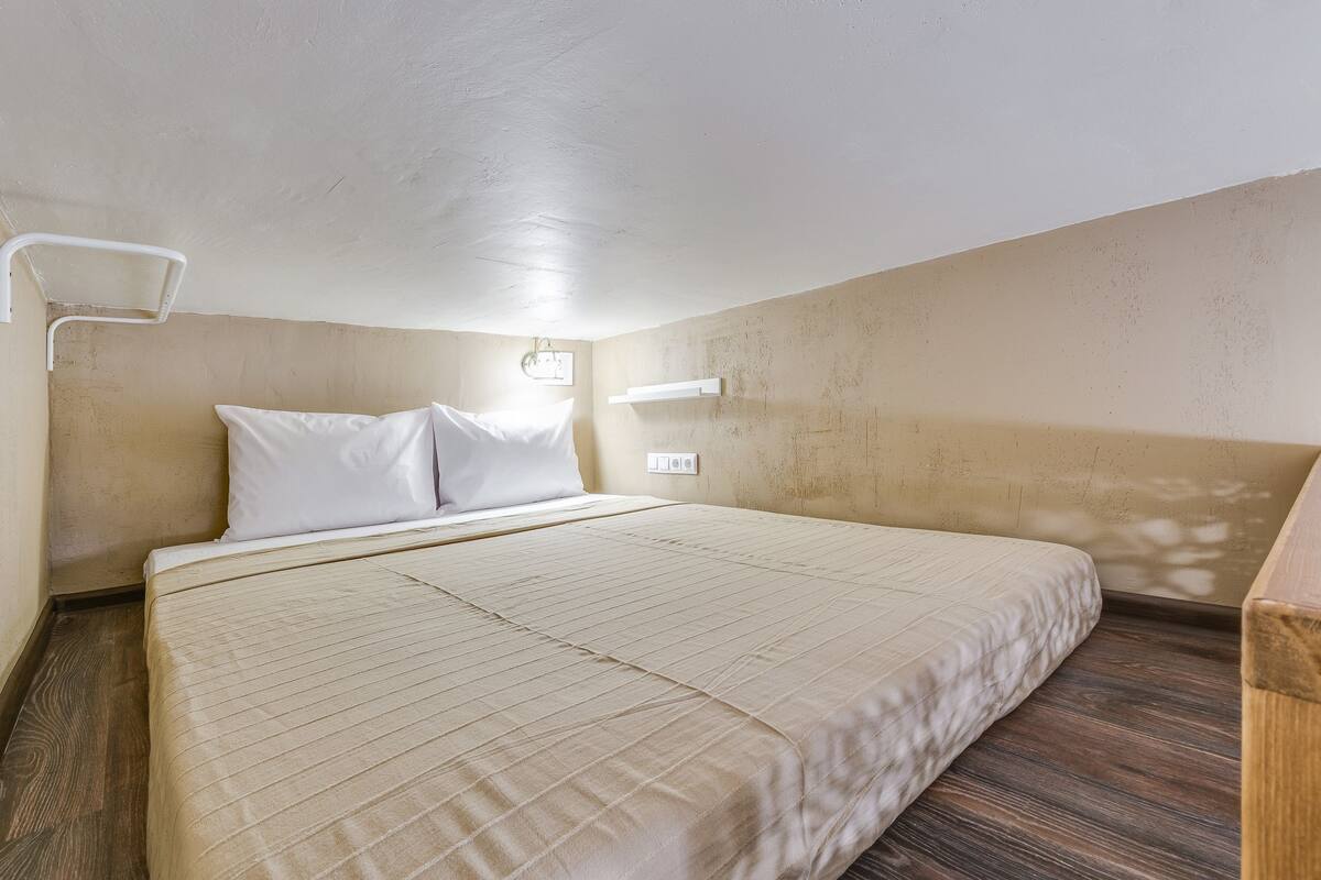 Individually decorated, iron/ironing board, free WiFi, bed sheets