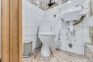 Duplex (Studio) | Badrum | Dusch, gratis toalettartiklar, hårtork och tofflor