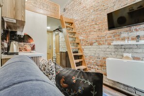 Standard Duplex (Studio 1 ) | Individually decorated, iron/ironing board, free WiFi, bed sheets - Sokroma Gorod Masterov Aparts (St. Petersburg)