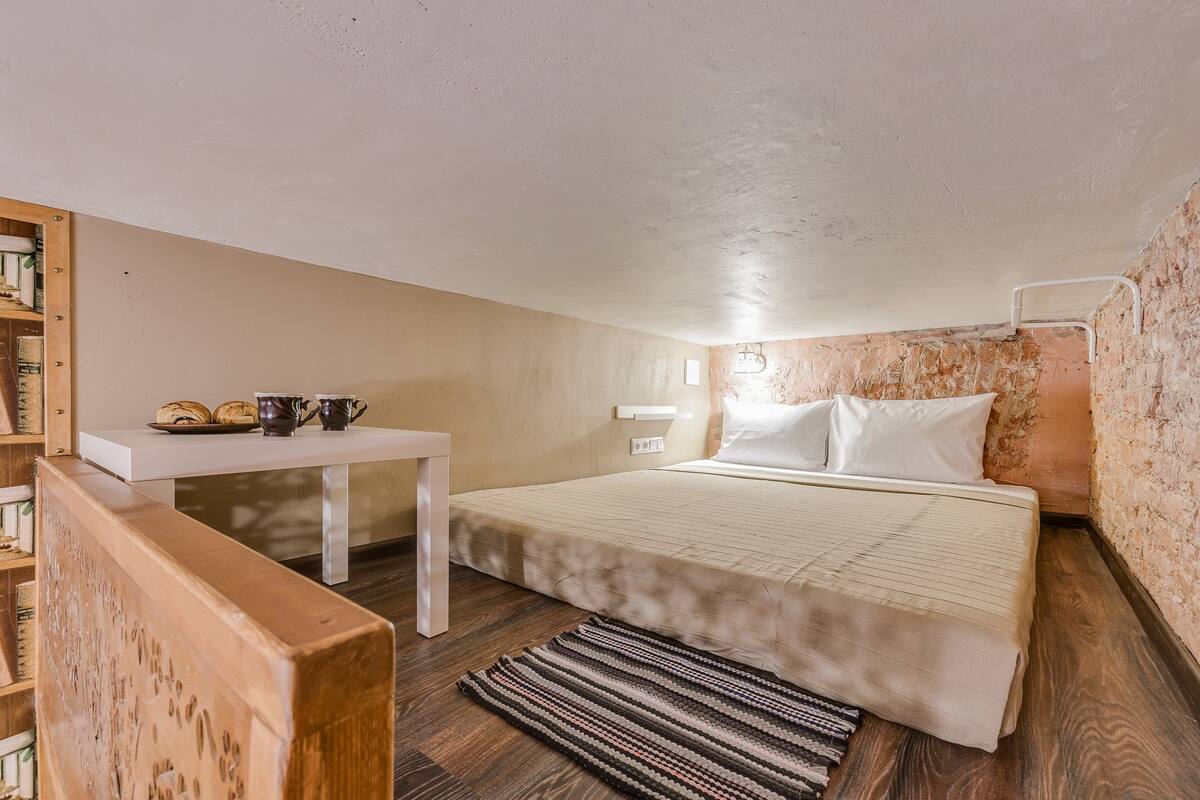 Individually decorated, iron/ironing board, free WiFi, bed sheets