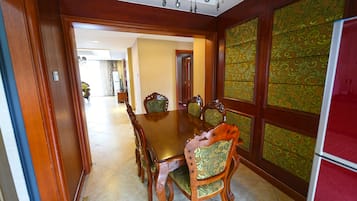 Apartamento superior, 3 quartos | Opções para refeição no quarto