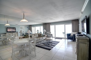 Lägenhet - flera sängar - havsutsikt (Beach House 604D) | Vardagsrum | 50-tums smart-tv med kabelkanaler, tv och en tv-spelskonsol