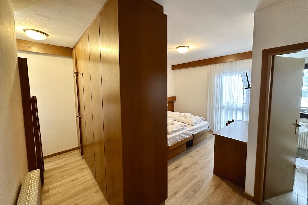 Chambre Quadruple, vue montagne | Bureau, lits bébé (en supplément), lit parapluie, Wi-Fi gratuit