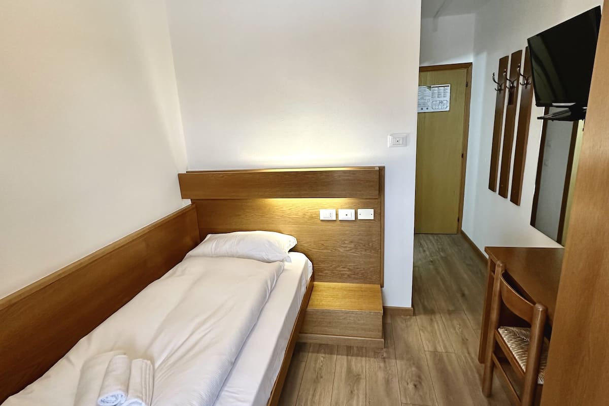 Chambre Simple, vue montagne | Bureau, lits bébé (en supplément), lit parapluie, Wi-Fi gratuit