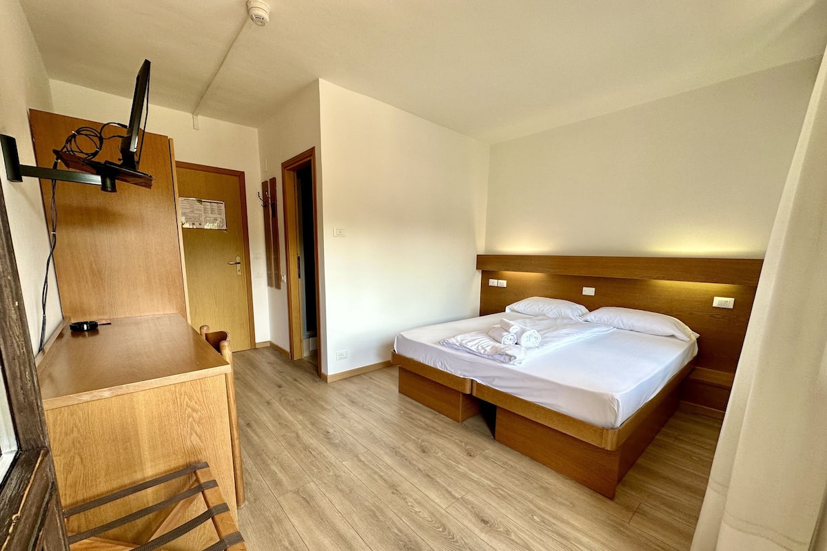 Chambre Premium Double ou avec lits jumeaux, vue montagne | Bureau, lits bébé (en supplément), lit parapluie, Wi-Fi gratuit