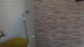 Nhà liên kế | Phòng tắm | Buồng tắm vòi sen, khăn tắm