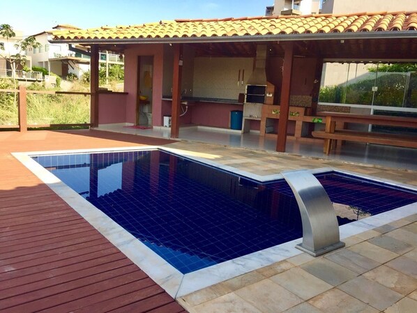 Una piscina al aire libre