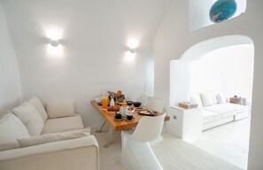 Continental breakfast on weekends (EUR 40 per person) - Globe Suites (Santorini)