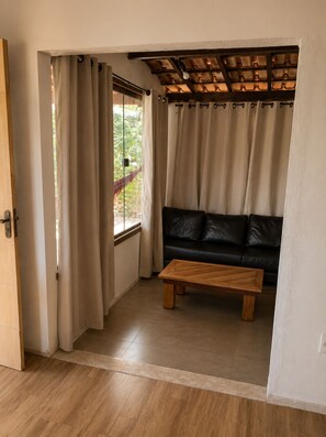 Flat-screen TV - Charme e Aconchego - Casa para 10 pessoas com 3 quartos (Capitólio)