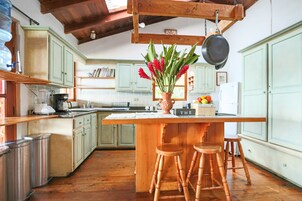 Comfort Villa, Multiple Beds, Lake View, Lakeside | Private kitchen | Fridge, microwave, oven, stovetop