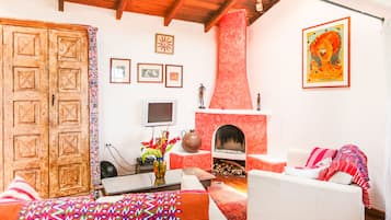 Villa Confort, varias camas, vista al lago, junto al lago | Área de sala de estar | Televisión de pantalla plana y reproductor de DVD
