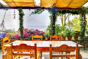 Outdoor dining - Casa Paxanax (Santa Cruz La Laguna)