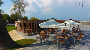 Outdoor dining - Fenyves Yacht Club (Balatonfenyves)